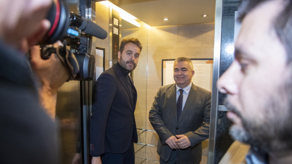 El secretario de Organización del PSOE, Santos Cerdán, a su llegada a una rueda de prensa para explicar los detalles del acuerdo de investidura con el PSOE, en el Parlamento Europeo, a 9 de noviembre de 2023, en Bruselas (Bélgica). PSOE y Junts han cerrado un acuerdo para investir al presidente del Gobierno en funciones y candidato socialista a la reelección, Pedro Sánchez. El pacto incluye la amnistía y casos de ‘lawfare’, término con el que los dirigentes independentistas se refieren a lo que consideran una persecución por parte de jueces y magistrados por motivos políticos. El anuncio llega días después de largas negociaciones entre ambas formaciones, que desde el pasado 2 de noviembre se han centrado en desencallar algunas diferencias en el redactado de la ley de amnistía y en definir su alcance. 09 NOVIEMBRE 2023;ACUERDO;AMNISTÍA;INVESTIDURA;PRENSA;COMPARECENCIA;LAWFARE Europa Press / Europa Press 09/11/2023