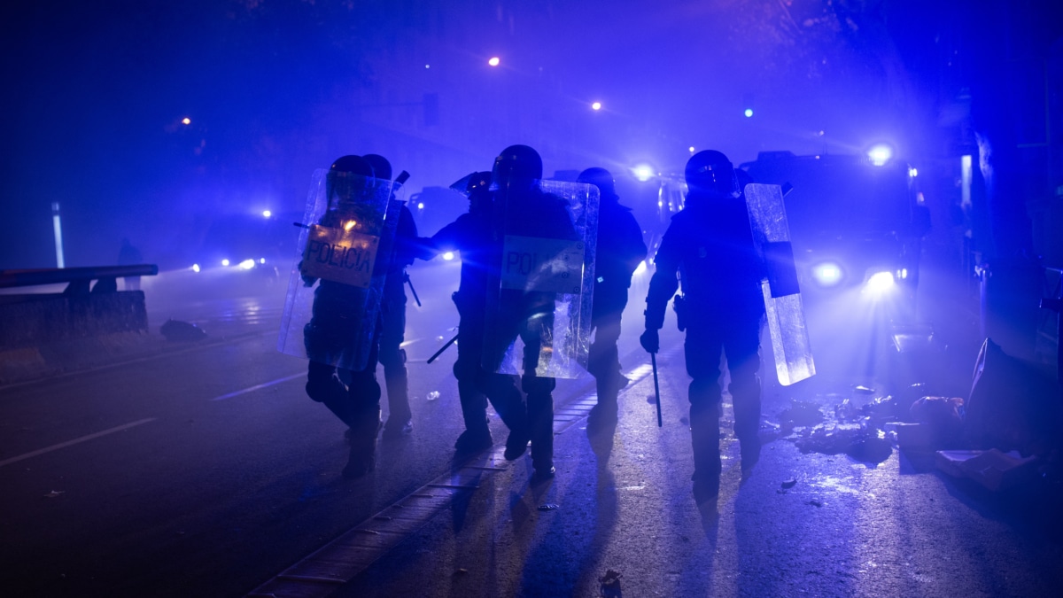 Cargas policiales en la novena noche de protestas ante la sede del PSOE en Ferraz