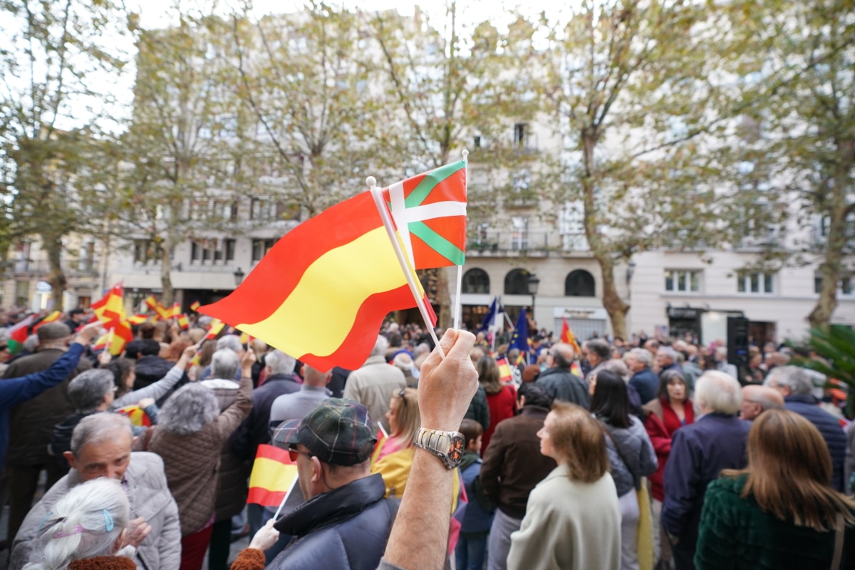 Cientos de manifestantes durante la concentración contra la amnistía del 12-N, en Vitoria-Gasteiz, Álava, País Vasco (España).