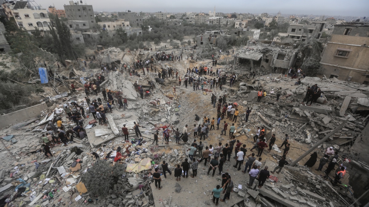 Territorios Palestinos, Khan Yunis: La gente inspecciona los escombros de un edificio destruido tras un bombardeo israelí en Khan Yunis, en el sur de la Franja de Gaza.