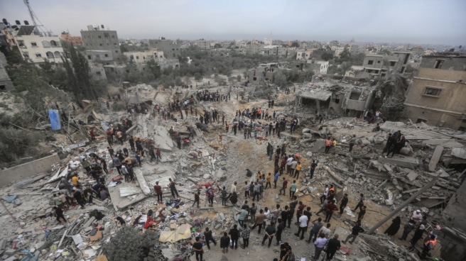 Un tercer grupo de 29 españoles sale de Gaza y volará a España en las próximas horas Territorios Palestinos, Khan Yunis: La gente inspecciona los escombros de un edificio destruido tras un bombardeo israelí en Khan Yunis, en el sur de la Franja de Gaza.