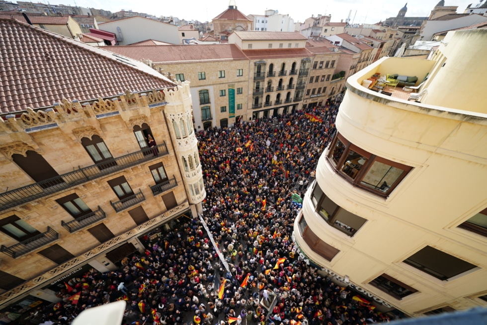 Miles de personas durante la manifestación contra la amnistía del 12 de noviembre en Salamanca, Castilla y León (España).