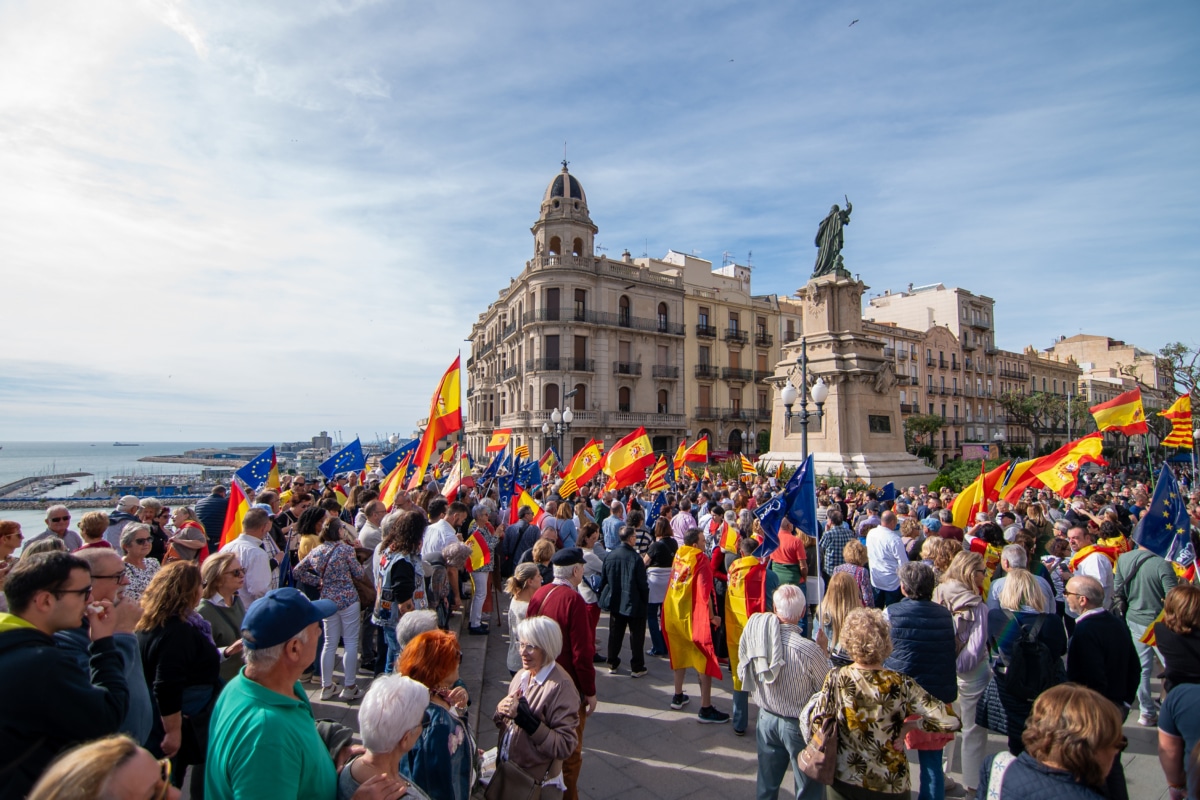 Decenas de personas durante la manifestación contra la amnistía del 12 de noviembre en Tarragona, Cataluña (España).