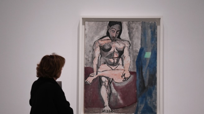 Una mujer observa una de las obras de la muestra 'Picasso 1906. La gran transformación', en el Museo Reina Sofía.