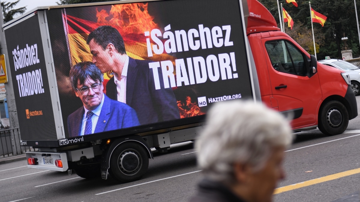 Cartel contra Sánchez y Puigdemont en Madrid.