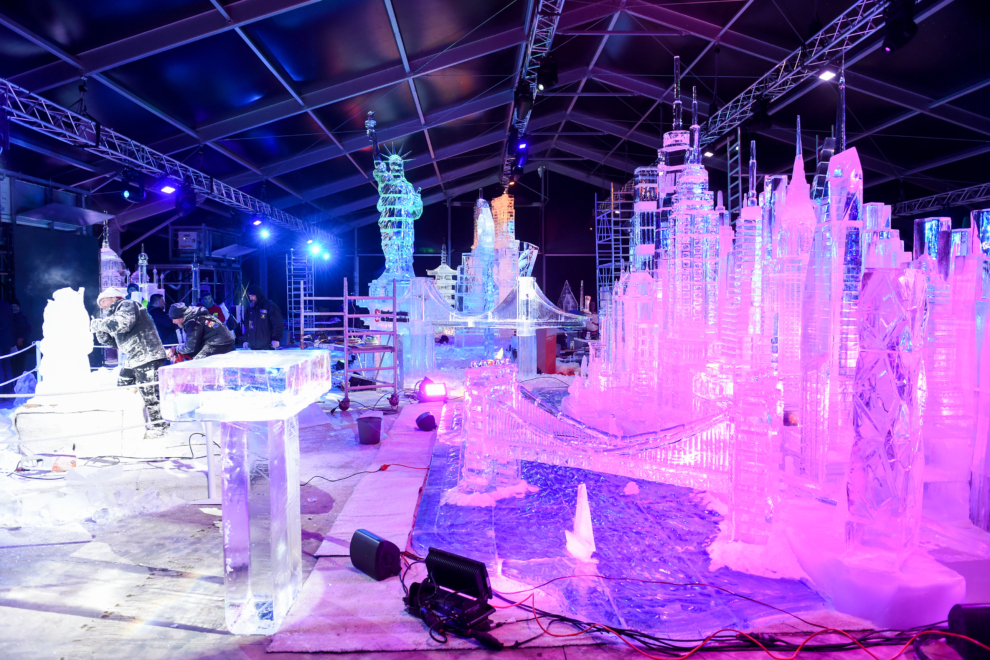 Vista de algunas de las esculturas del Festival de Esculturas de Hielo 'ICE FESTIVAL, en el Parque Mágicas Navidades Torrejón