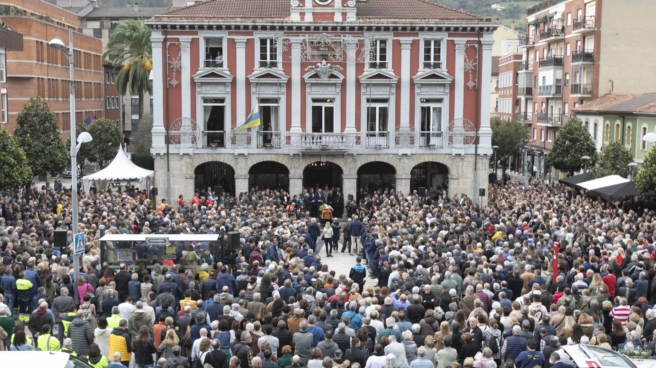 Despedida en Mieres de su alcalde, Aníbal Vázquez. Despedida en Mieres de su alcalde, Aníbal Vázquez.