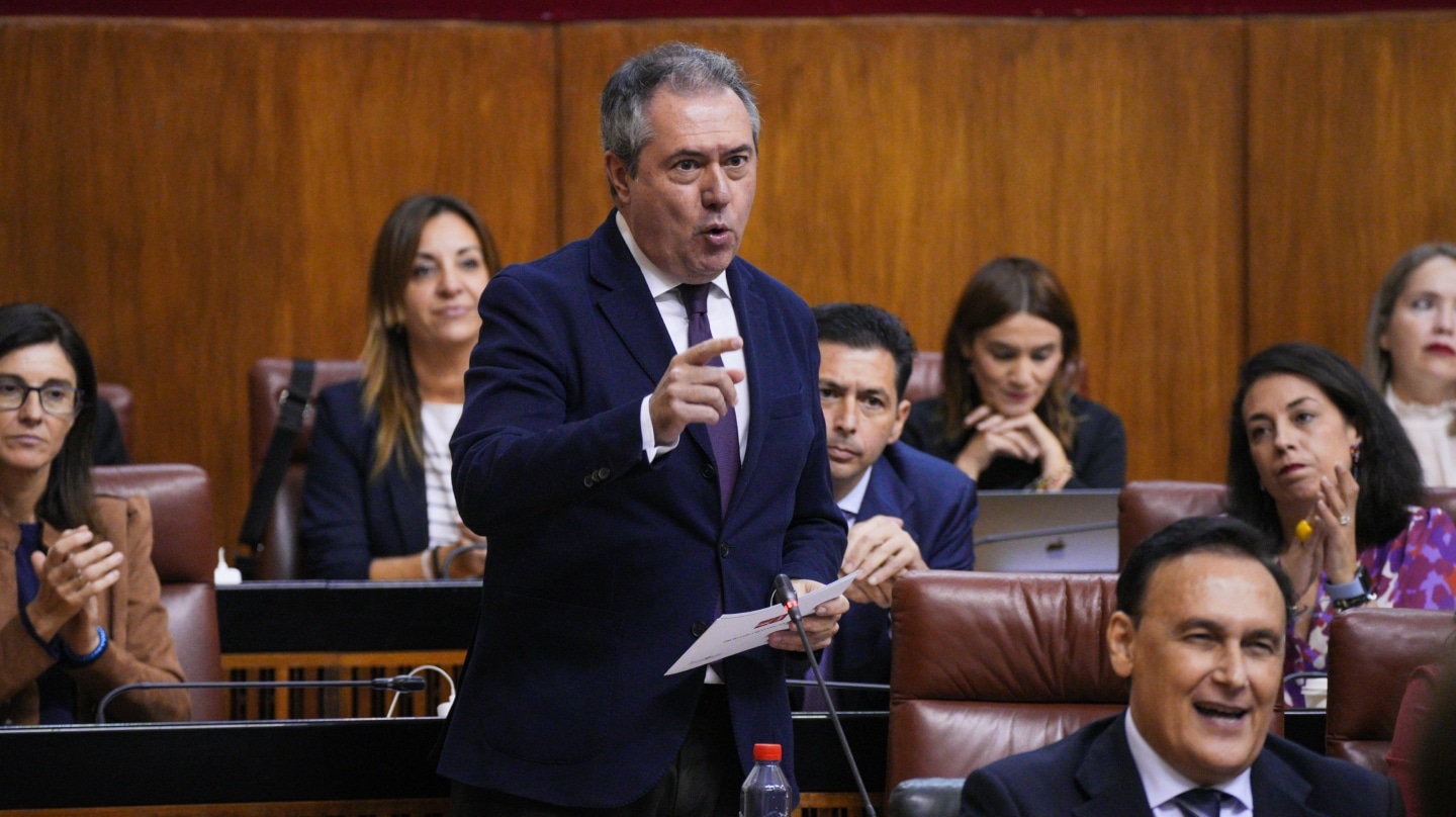 El secretario del PSOE-A, Juan Espadas, durante su turno de palabra en la sesión de control al Gobierno. A 15 de noviembre de 2023, en Sevilla (Andalucía, España). Primera Jornada de Pleno en la que se incluye las preguntas de los grupos parlamentarios al presidente de la Junta de Andalucía durante la sesión de control al Gobierno en el Parlamento de Andalucía. Francisco J. Olmo / Europa Press 15/11/2023