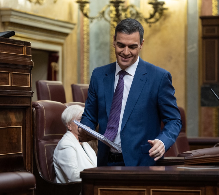 Entre insultos y aplausos Sánchez es revalidado