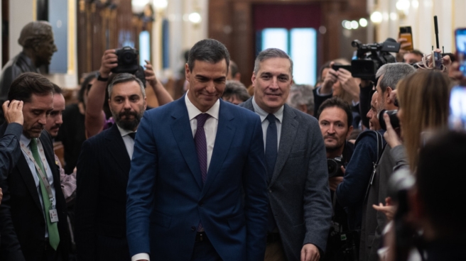 Pedro Sánchez sale del Congreso tras su investidura. Pedro Sánchez sale del Congreso tras su investidura.