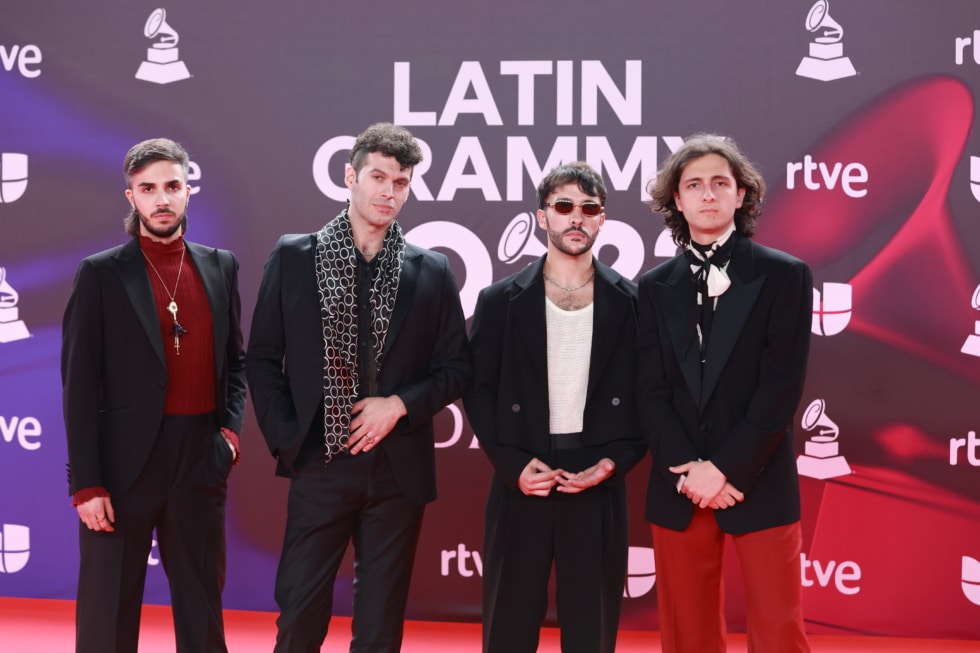 El grupo Arde Bogotá posa antes de los premios Grammy Latinos en Sevilla