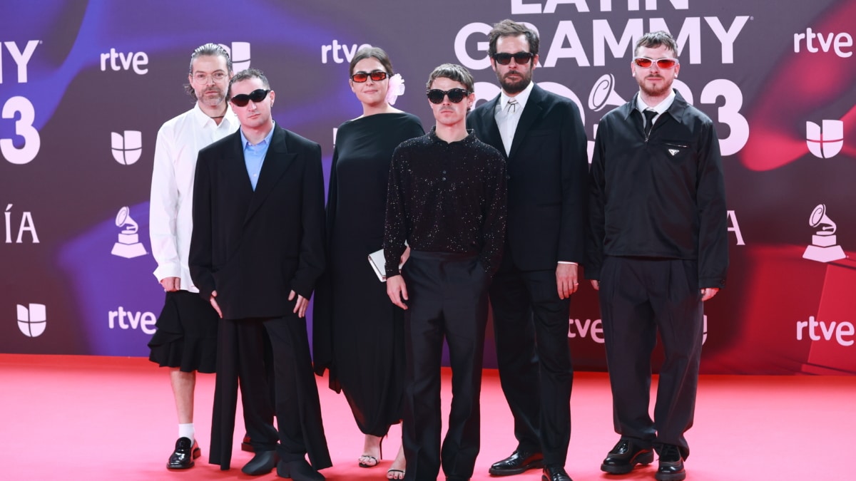 El cantante Sen Senra posa durante el photocall previo a la gala de entrega de los Latin Grammy