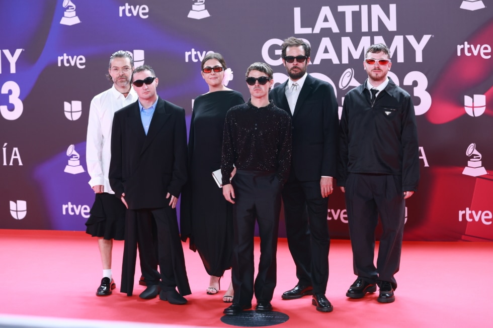 El cantante Sen Senra posa durante el photocall previo a la gala de entrega de los Latin Grammy