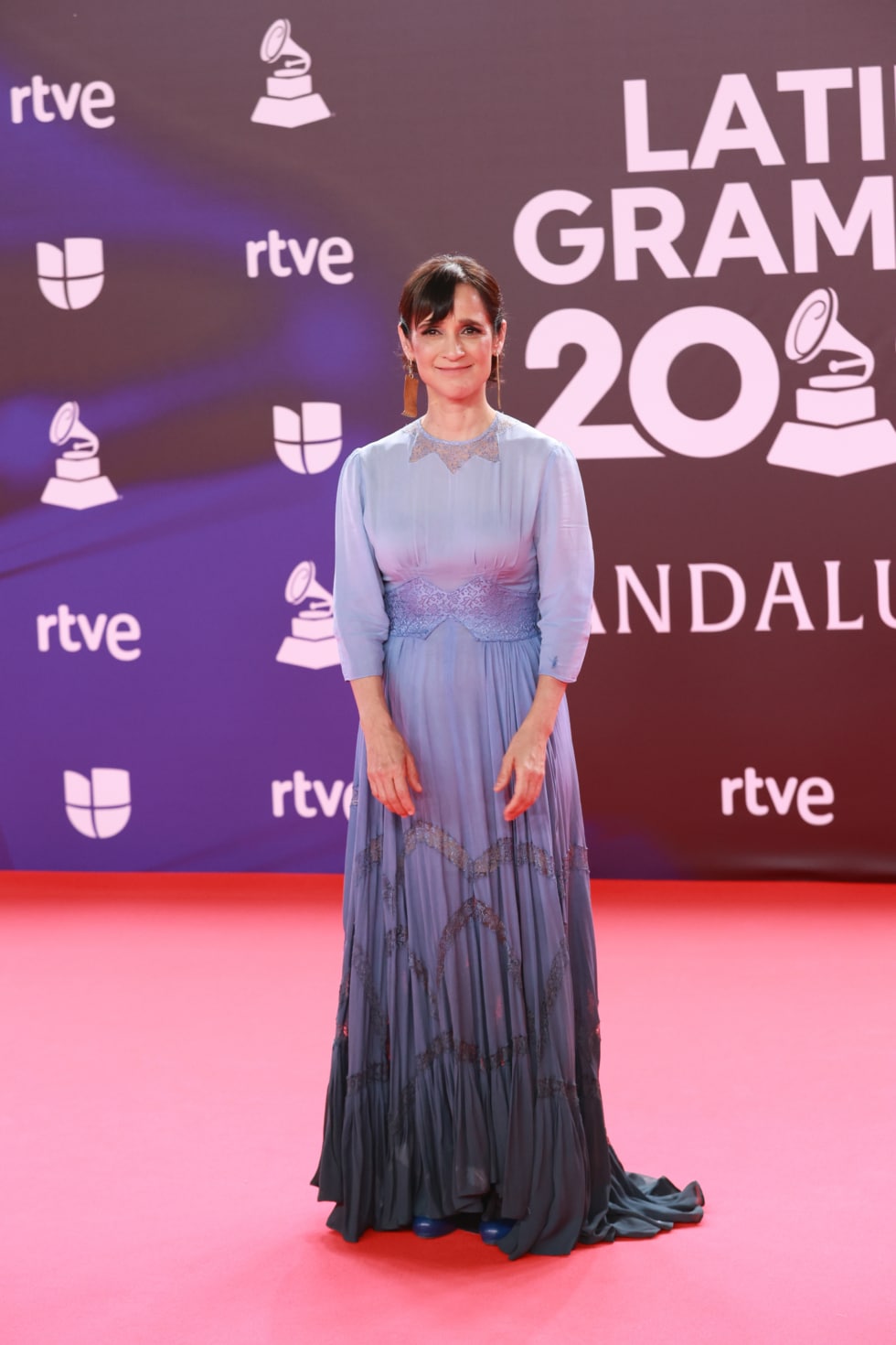 La cantante Julieta Venegas en la alfombra roja de los Grammy Latinos en Sevilla