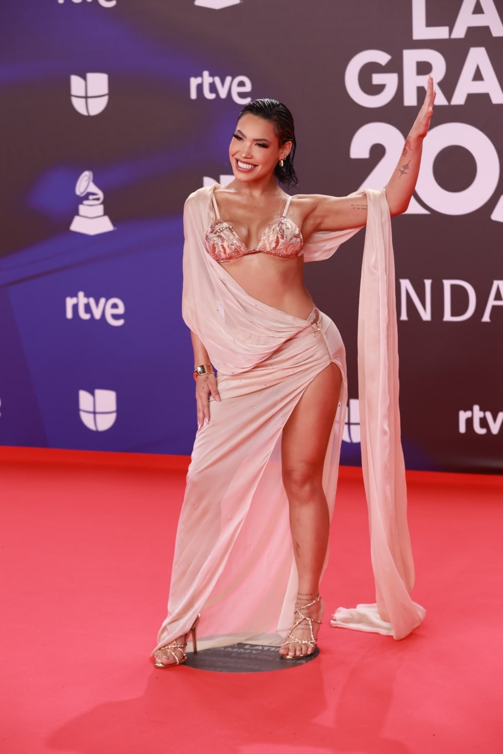 La cantante colombiana Ana del Castillo posa en la alfombra roja de los Grammy Latinos en Sevilla