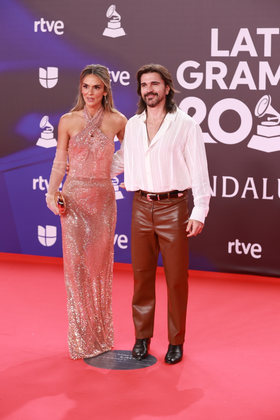 Juanes junto a Karen Martínez en la alfombra roja de los Latin Grammy de Sevilla