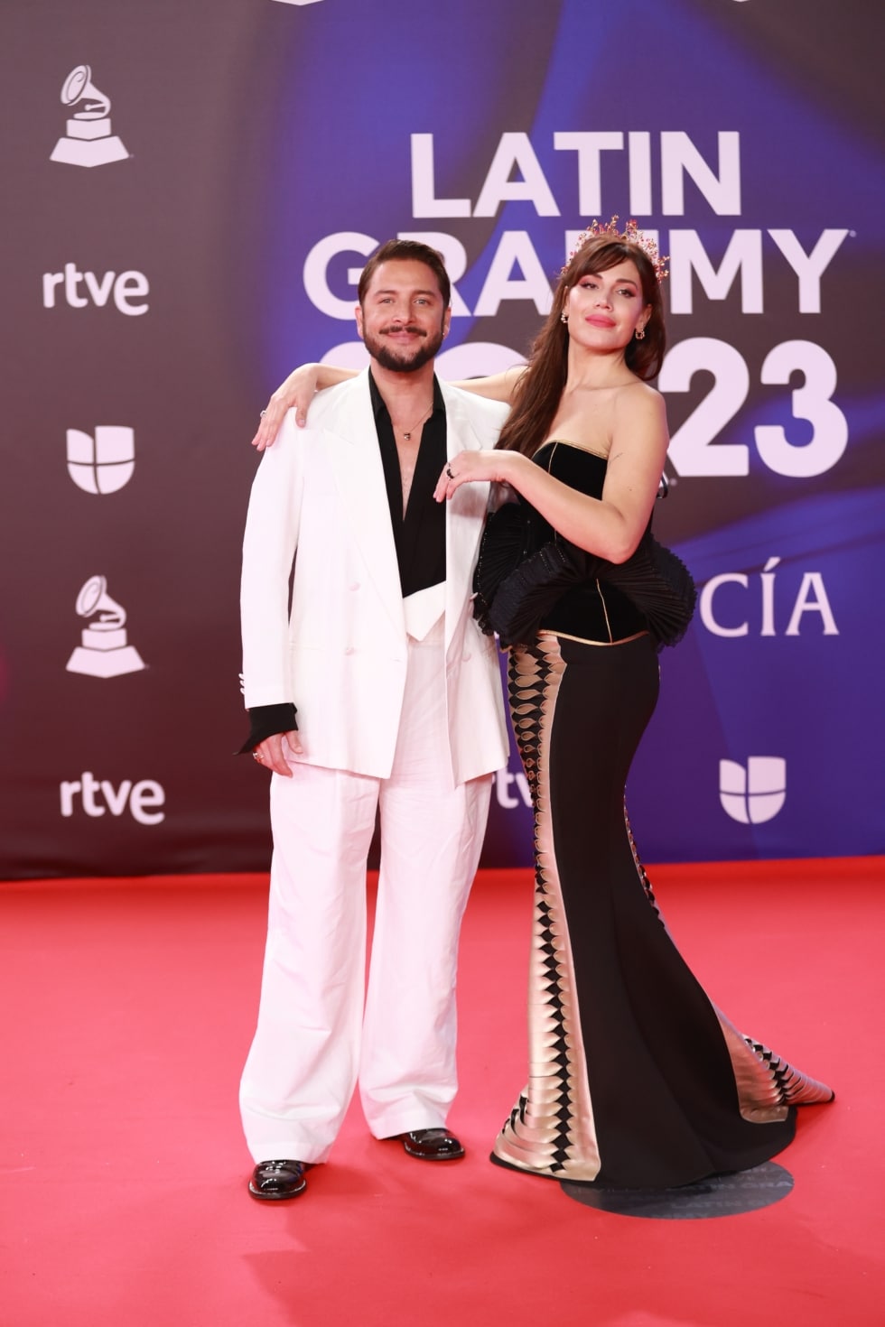El cantante Manuel Carrasco y Almudena Navalón en la alfombra roja de los Latin Grammy 2023