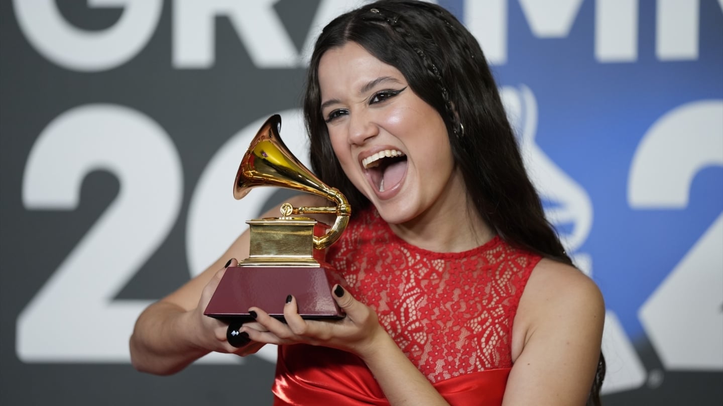 Joaquina posa con su Grammy en Sevilla