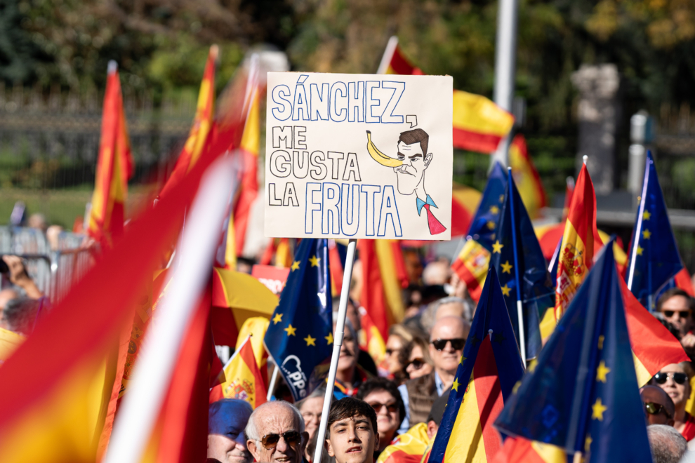 Un cartel de protesta durante una manifestación contra la amnistía, en Cibeles, a 18 de noviembre de 2023