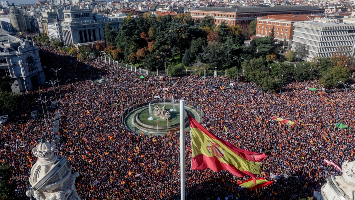 Multitudinaria manifestación en Cibeles contra la amnistía.