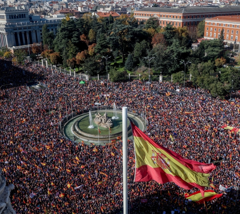 Así ha sido la multitudinaria manifestación de Cibeles contra la amnistía