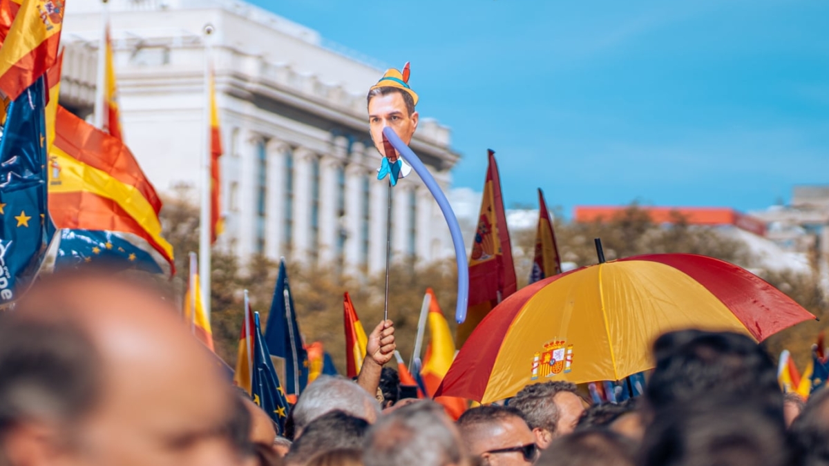 Cartel contra Pedro Sánchez en Cibeles.