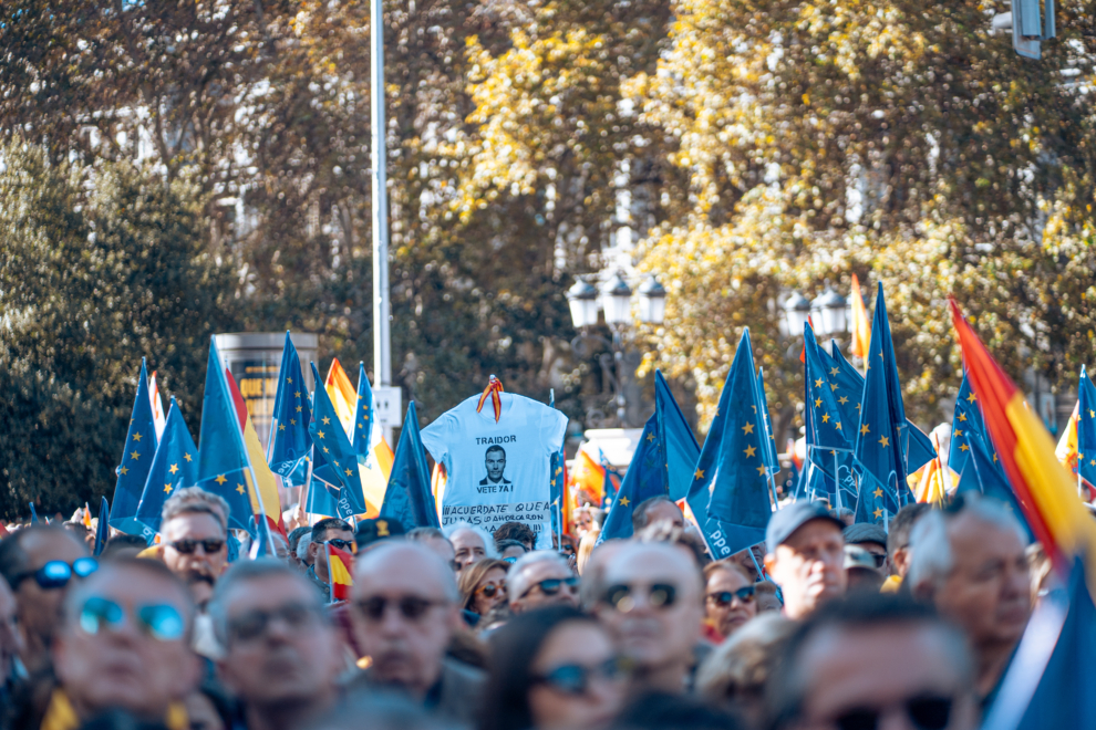 Decenas de personas durante una manifestación contra la amnistía, en Cibeles, a 18 de noviembre de 2023