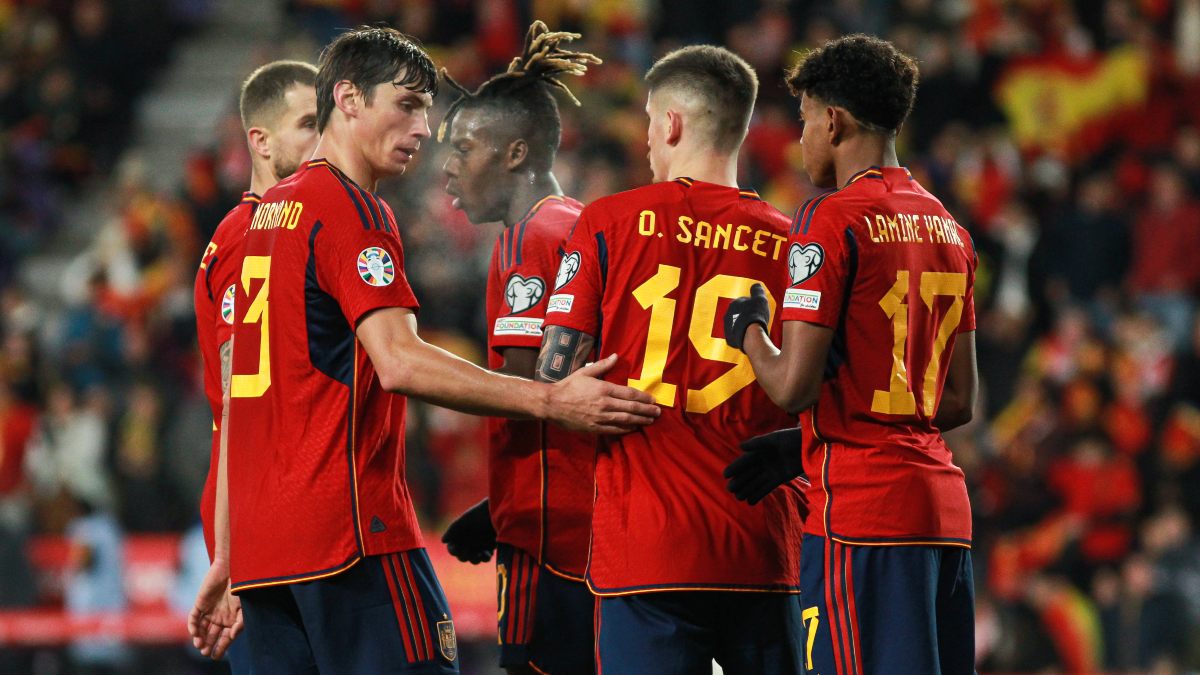 España celebra un gol antes Georgia