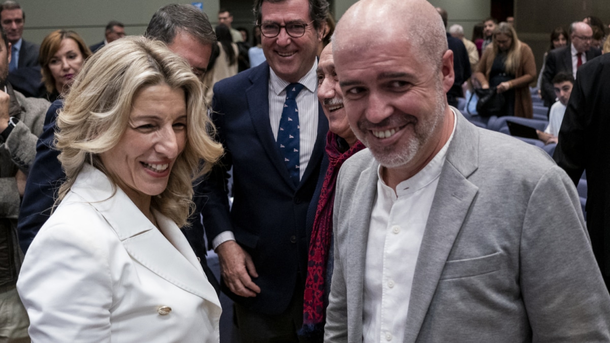 Yolanda Díaz sonríe junto a Garamendi, Álvarez y Sordo.