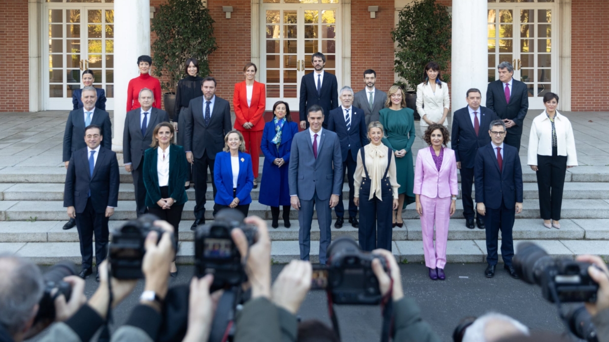 Foto de familia, del presidente del Gobierno de la XV legislatura, Pedro Sánchez (c), junto a las vicepresidentas y ministros del Ejecutivo, a su llegada a la reunión del Consejo de Ministros, en el Palacio de La Moncloa, a 22 de noviembre de 2023, en Madrid (España). Los nuevos ministros y ministras del Gobierno de coalición PSOE-Sumar se han reunido por primera vez después de que ayer, martes 21 de noviembre, juraran su cargo frente al Rey. El nuevo Gobierno se compone de cuatro vicepresidencias y 22 ministerios, de los cuales nueve son de nueva creación. El posado ha tenido lugar antes de celebrarse el primer Consejo de Gobierno de esta legislatura. 22 NOVIEMBRE 2023;GOBIERNO;XV LEGISLATURA;MINISTROS;VICEPRESIDENTES Eduardo Parra / Europa Press 22/11/2023