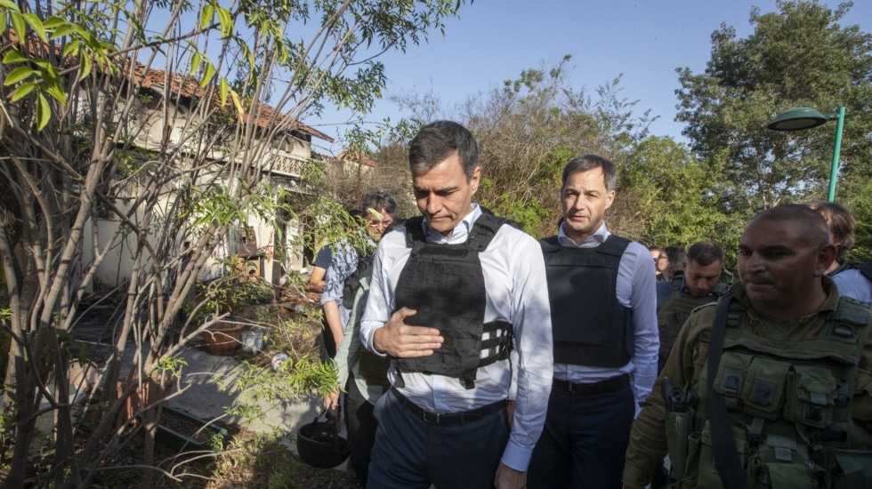 El presidente del Gobierno español, Pedro Sánchez y el primer ministro belga, Alexander de Croo, visitan el kibutz israelí atacado de Be'eri a J'lem.