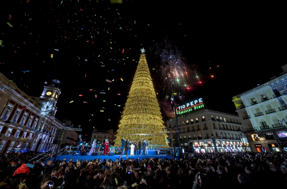 Centenares de personas asisten al encendido de luces de navidad, en la Puerta del Sol