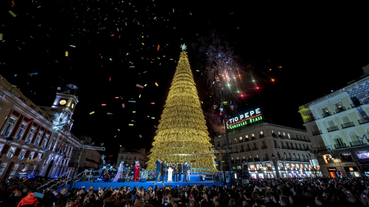 Centenares de personas asisten al encendido de luces de navidad