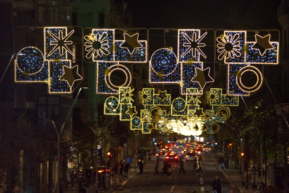 Decoraciones y luces de Navidad durante el encendido de las luces de Navidad de Barcelona