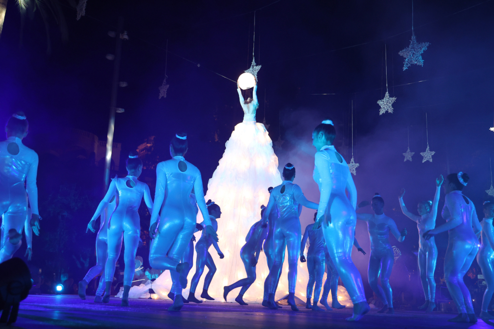 Varias personas realizan un espectáculo durante el encendido de luces de navidad, a 23 de noviembre de 2023, en Palma de Mallorca