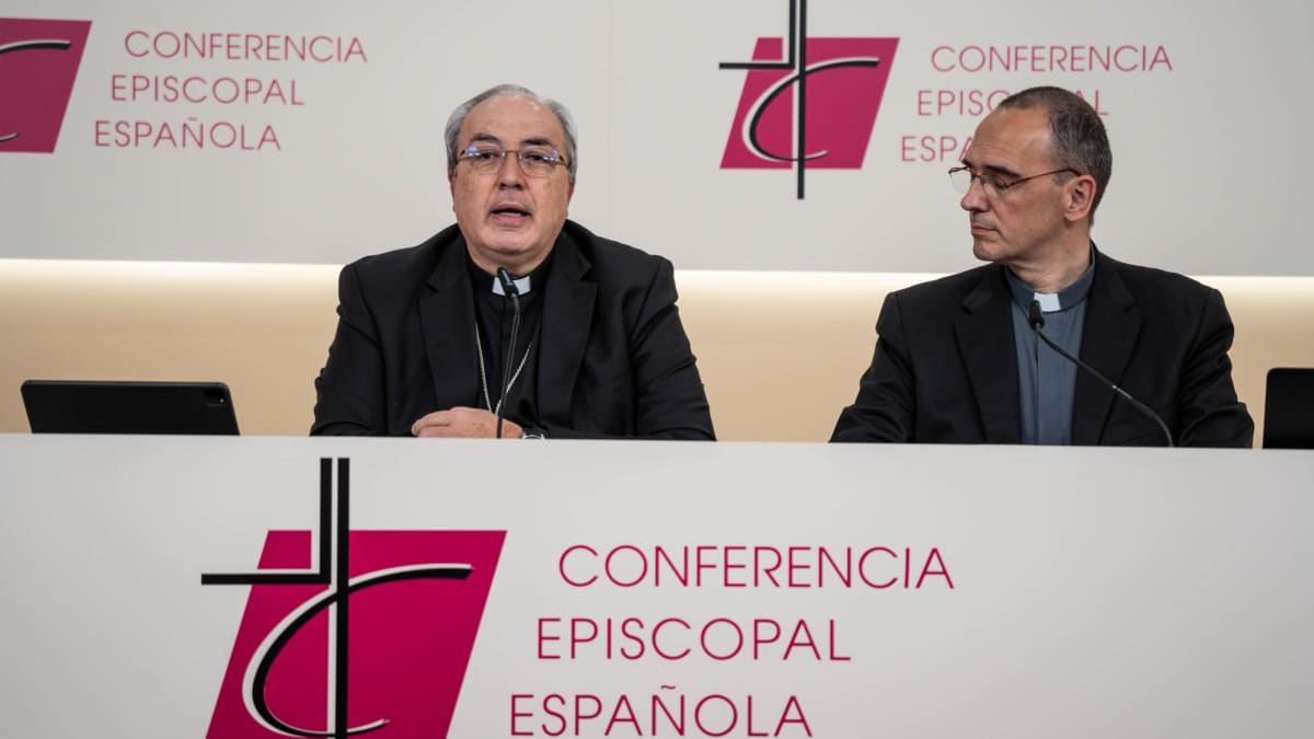 El secretario general de la CEE, Francisco César García Margán, y el director de la Oficina de Información de la Conferencia Episcopal Española, José Gabriel Vera