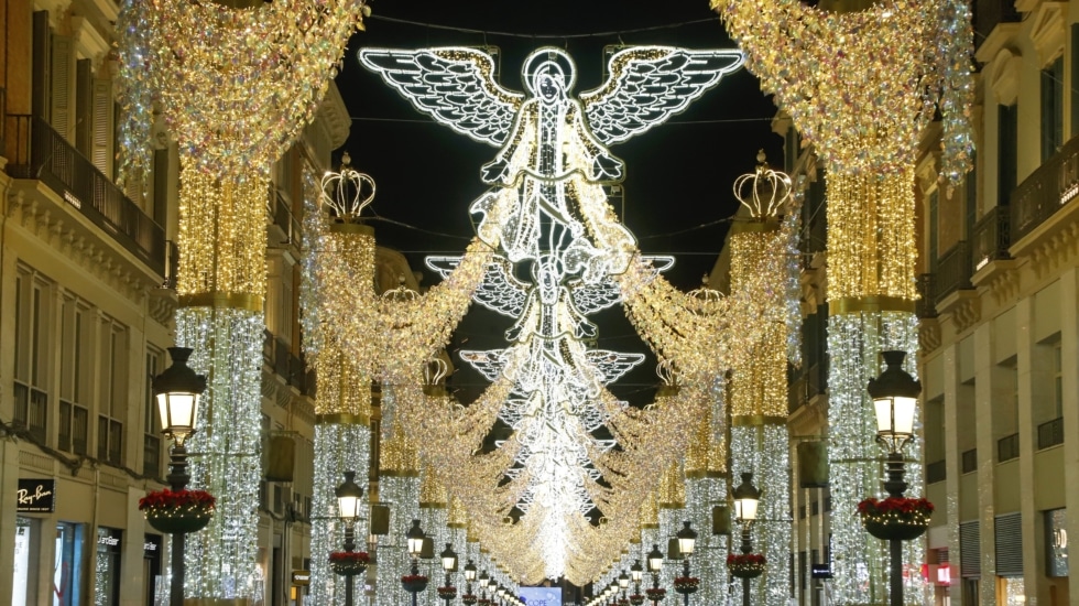 Cientos de personas asisten al encendido de las luces de Navidad en la calle Larios.
