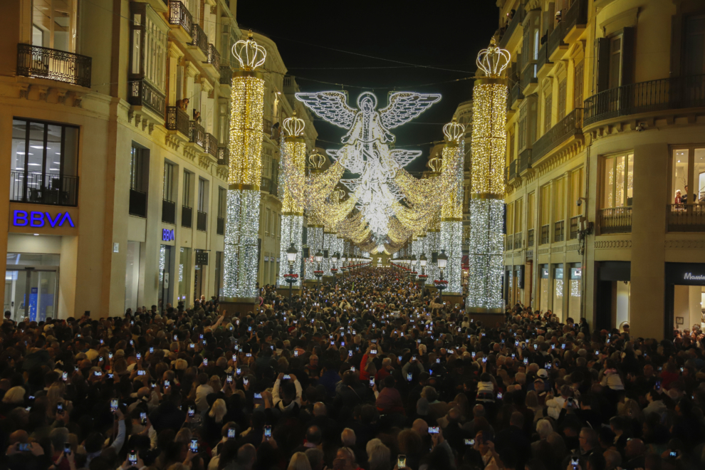 Cientos de personas asisten al encendido de las luces de Navidad en la calle Larios.