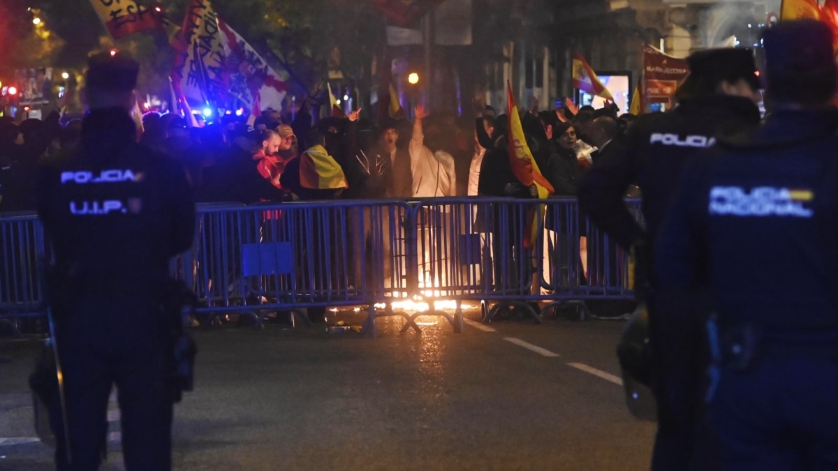 Vuelven las protestas contra la ley de amnistía: 3.000 personas se concentran frente a Ferraz