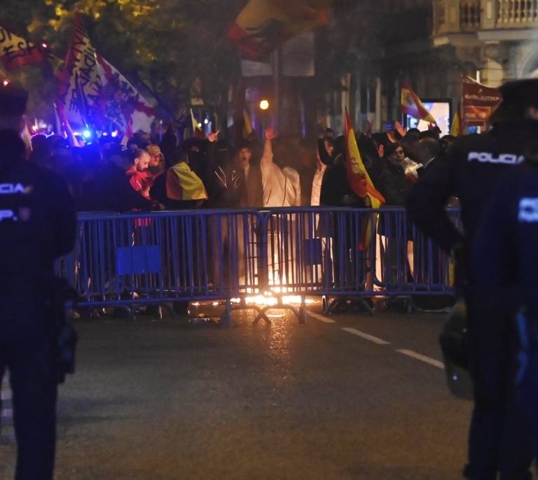 Vuelven las protestas contra la ley de amnistía: 3.000 personas se concentran frente a Ferraz