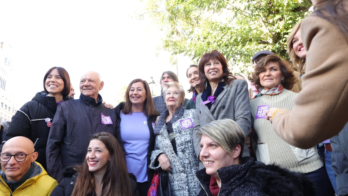 La nueva ministra de Igualdad apela a la "unidad" del feminismo en una manifestación del 25-N dividida en dos