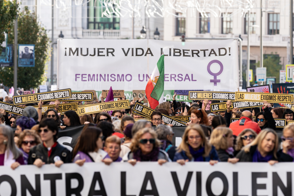 Decenas de personas durante una manifestación por el 25N, a 25 de noviembre de 2023, en Madrid (España).