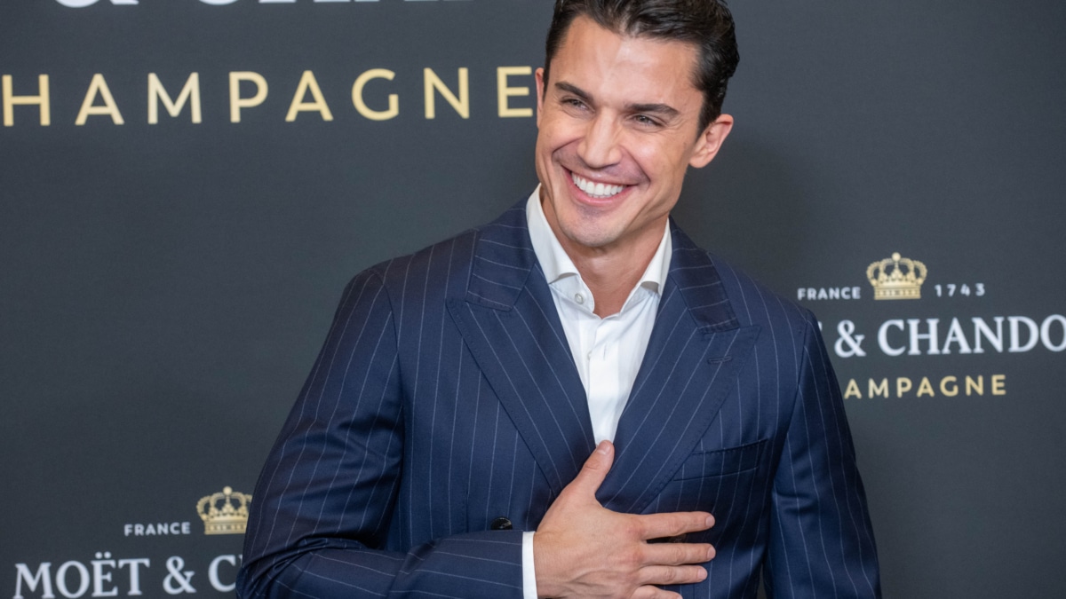 Álex González posa en el photocall de Moët & Chandon en Madrid.