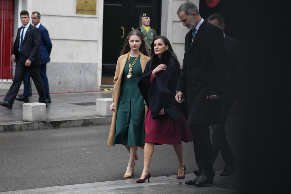 a princesa Leonor; la reina Letizia; el presidente del Gobierno, Pedro Sánchez, y el rey Felipe VI a su llegada a la Solemne Sesión de Apertura de las Cortes Generales de la XV Legislatura, en el Congreso de los Diputados