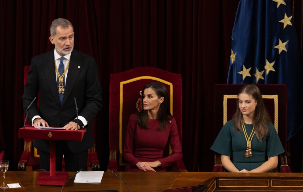 The King opens the legislative body of the Congress.