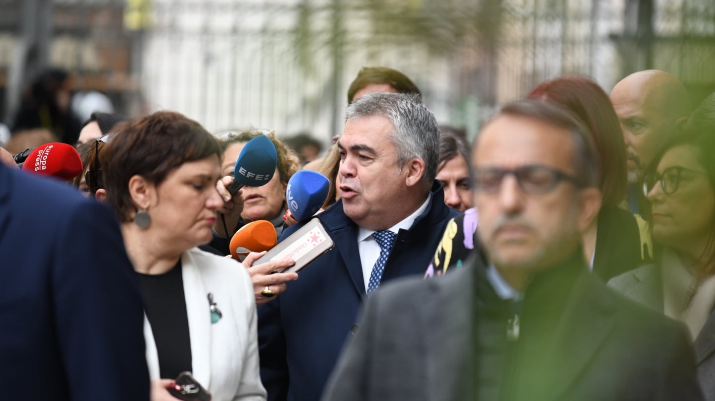 El secretario de Organización del Partido Socialista, Santos Cerdán (c), a su llegada a la Solemne Sesión de Apertura de las Cortes Generales de la XV Legislatura, en el Congreso de los Diputados, a 29 de noviembre de 2023, en Madrid (España). El Rey abre hoy la decimoquinta legislatura en una sesión plenaria solemne que reúne en el Congreso a diputados y senadores con la ausencia anunciada de Esquerra Republicana (ERC), Bildu y el Bloque Nacionalista Gallego. Felipe VI pronuncia en esta sesión el primer discurso político tras la presentación de la ley de amnistía rechazada por PP y Vox y tras los pactos que el PSOE firmó con ERC y Junts. La Apertura Solemne de la legislatura se celebra cuatro meses después de las elecciones generales del 23 de julio, en las que salieron elegidos los actuales diputados y senadores. 29 NOVIEMBRE 2023;MADRID;SOLEMNE;SESIÓN DE APERTURA;CORTES GENERALES;XV LEGISLATURA;CONGRESO DE LOS DIPUTADOS Fernando Sánchez / Europa Press 29/11/2023