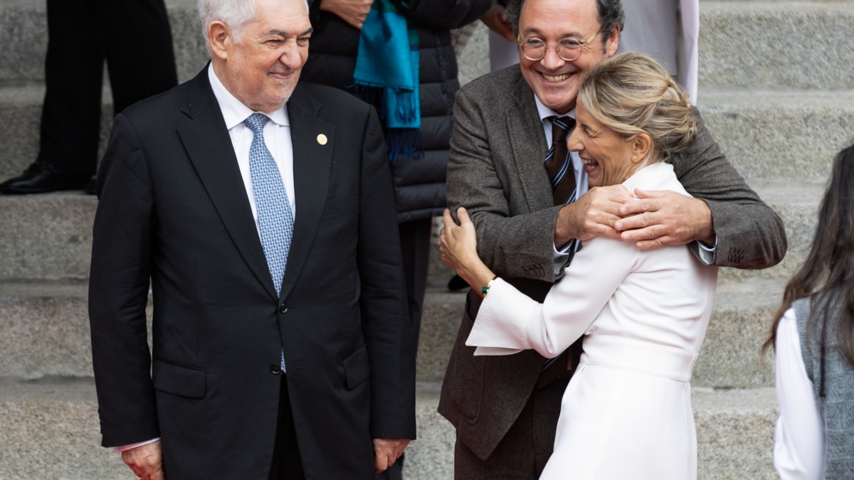 El presidente del Tribunal Constitucional, Cándido Conde-Pumpido; el Fiscal General del Estado, Álvaro García Ortiz, y la vicepresidenta segunda y ministra de Trabajo y Economía Social, Yolanda Díaz, conversan a su salida de la Solemne Sesión de Apertura de las Cortes