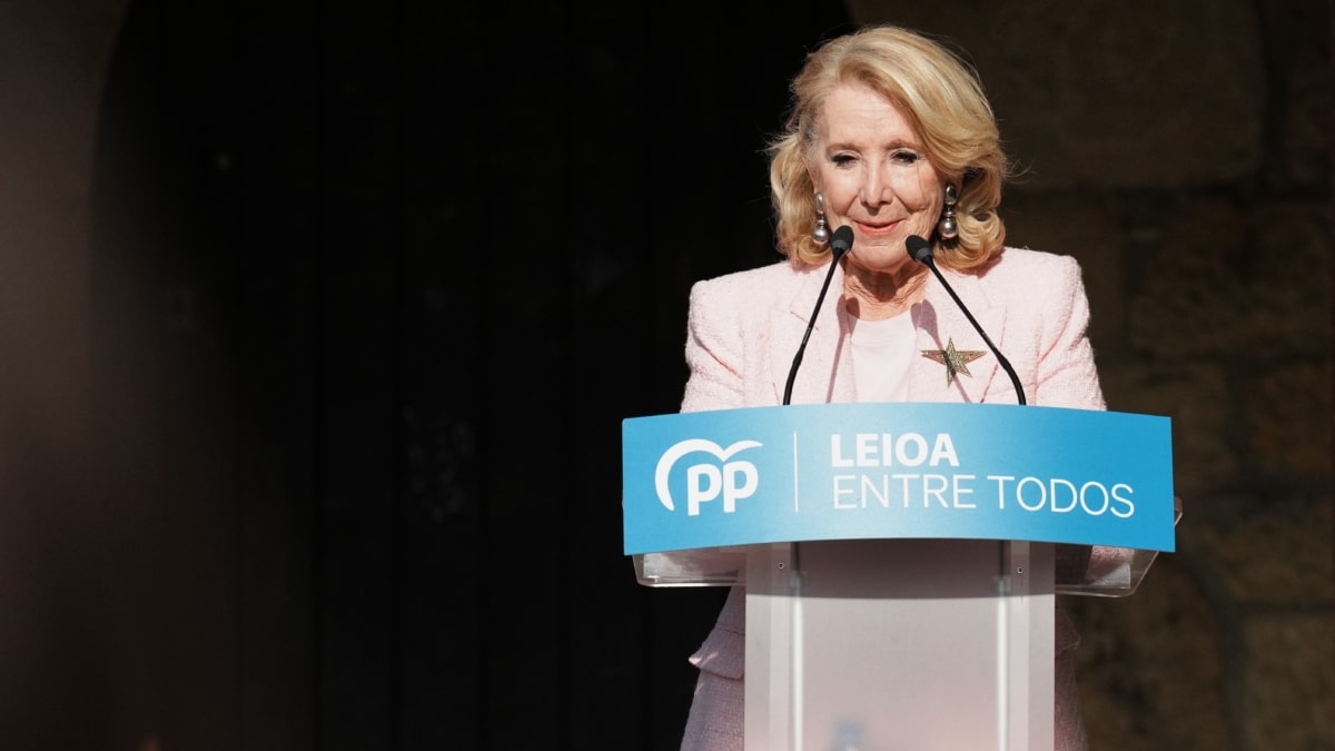 La expresidenta de la Comunidad de Madrid, Esperanza Aguirre, interviene durante un acto de campaña electoral, en la Plaza de la Ermita de San Bartolomé de Leioa