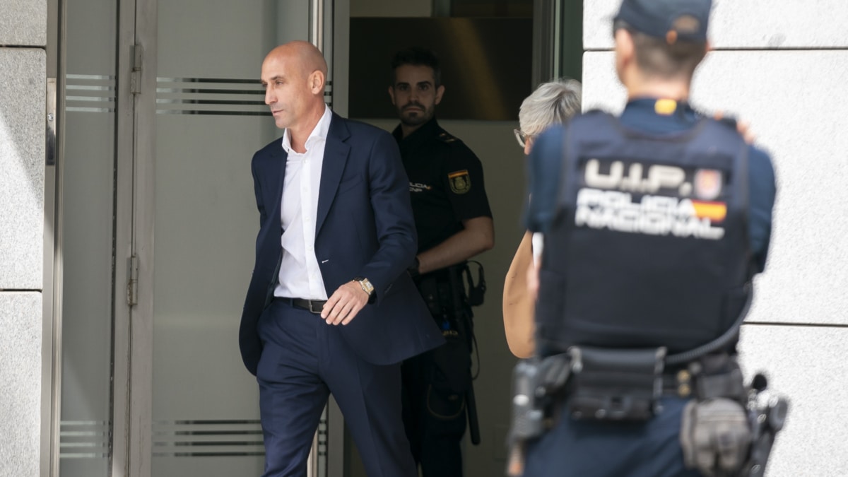 El expresidente de la Real Federación Española de Fútbol (RFEF), Luis Rubiales, sale de declarar de la Audiencia Nacional