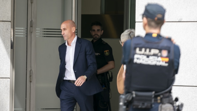 El Tribunal Administrativo del Deporte inhabilita a Rubiales durante tres años por el beso no consentido a Jenni Hermoso El expresidente de la Real Federación Española de Fútbol (RFEF), Luis Rubiales, sale de declarar de la Audiencia Nacional